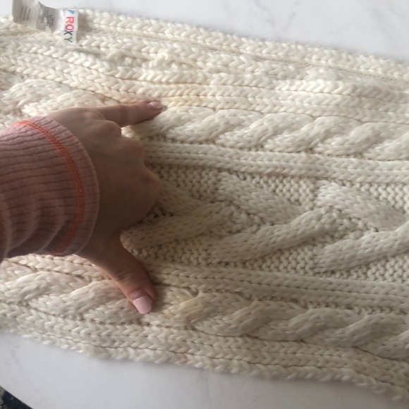 Roxy Infinity Cable Knit Scarf - Picture 5 of 6